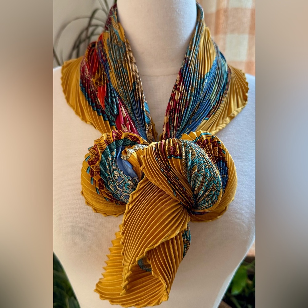HERMÈS Art des Steppes Silk Twill Plissé
